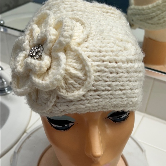 Elegant Cream Knit Flower headband with rhinestone detail - Picture 5 of 11